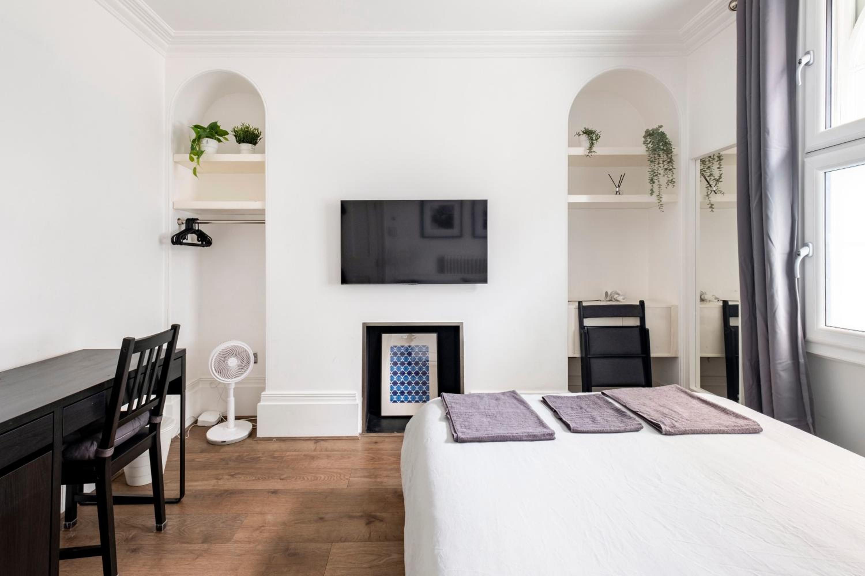 195VBR with private bathrooms, shared kitchen