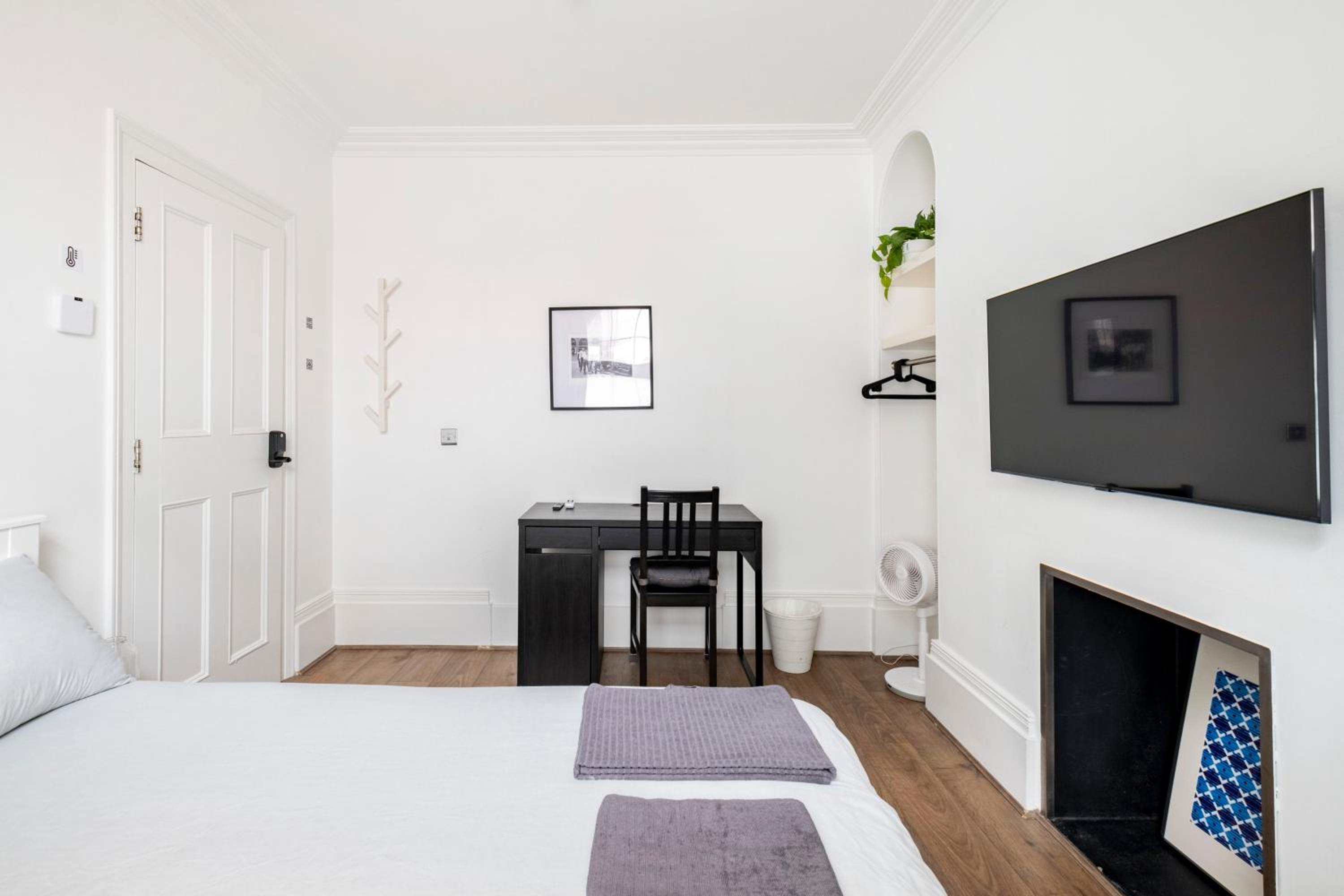 195VBR with private bathrooms, shared kitchen