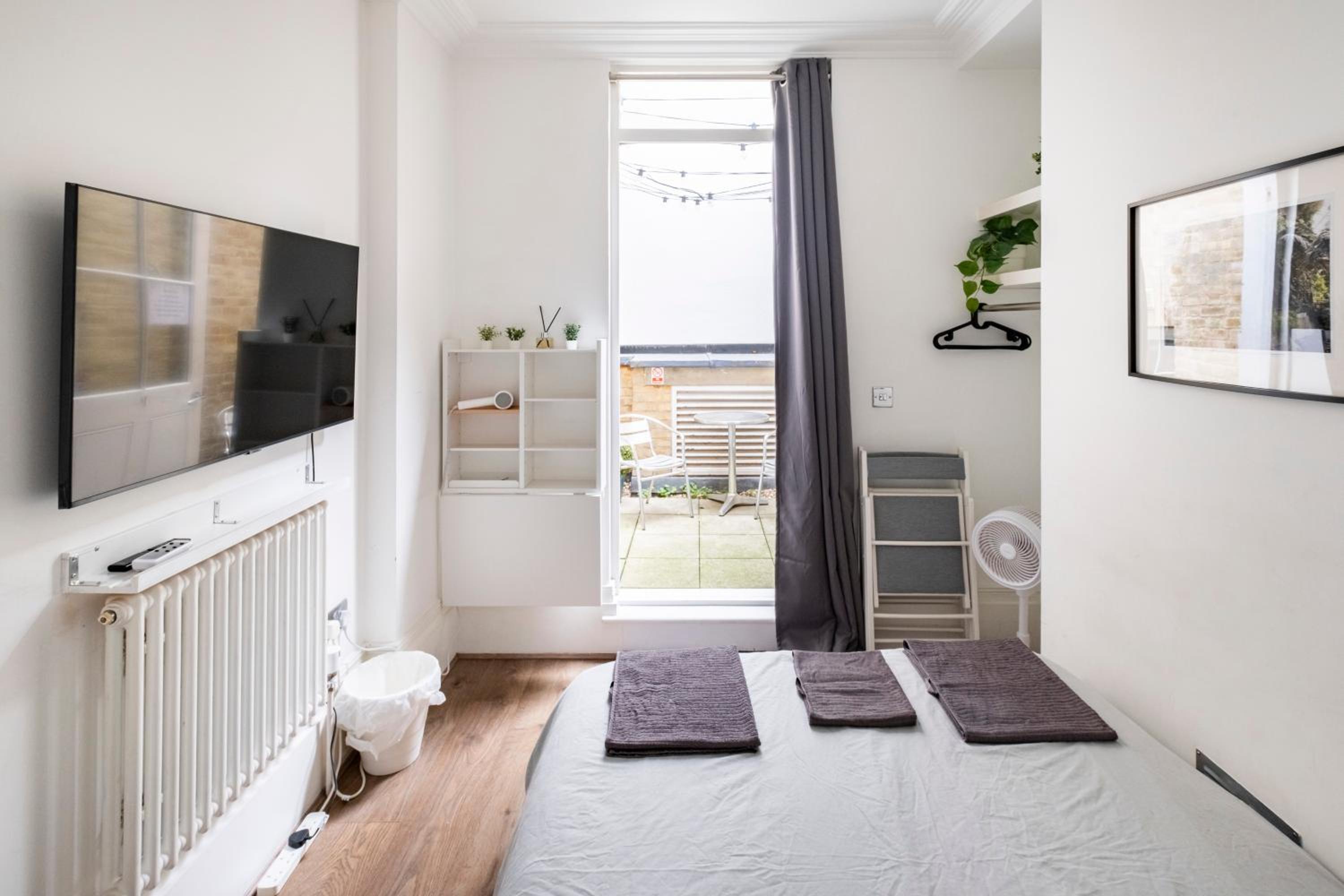 195VBR with private bathrooms, shared kitchen