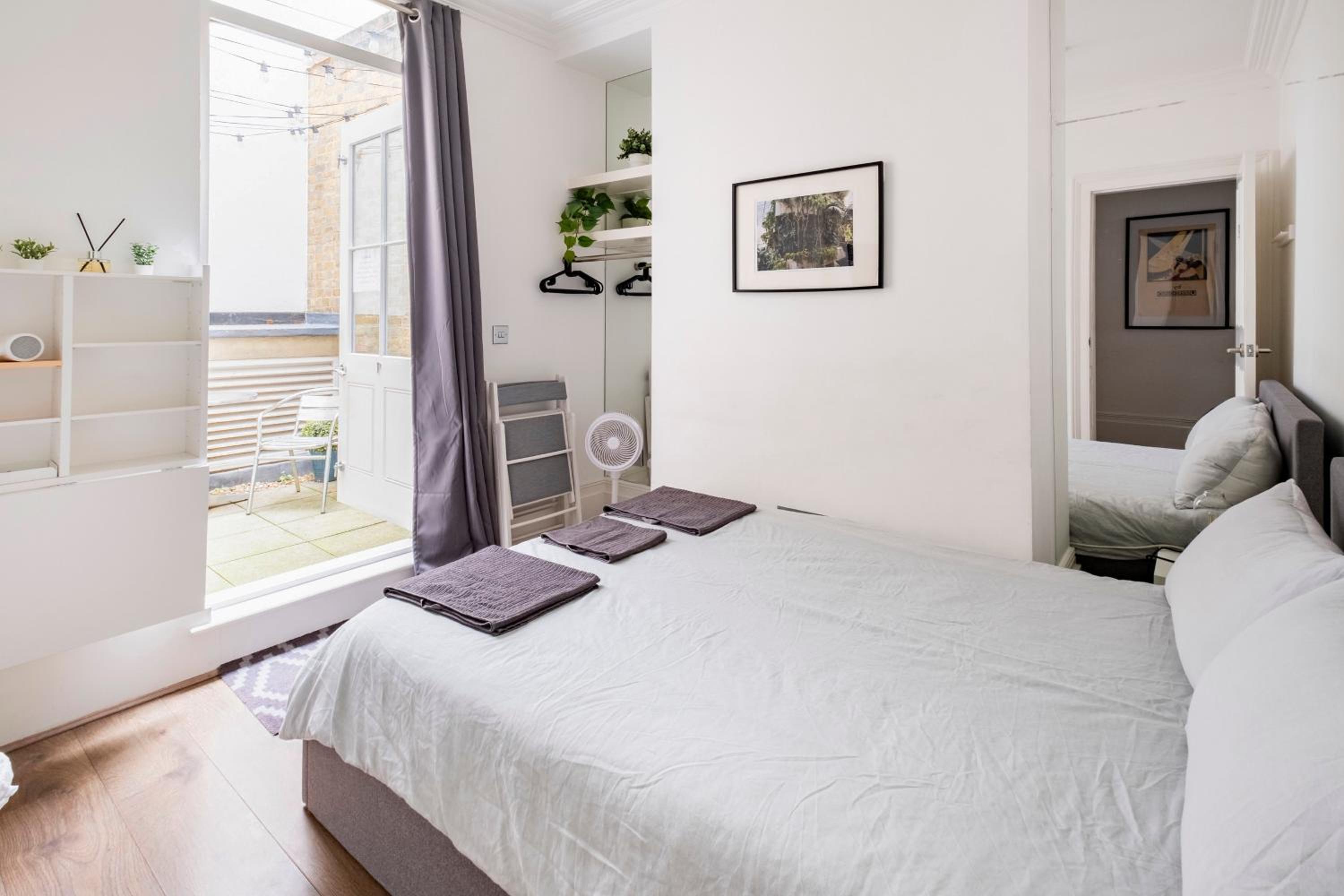 195VBR with private bathrooms, shared kitchen