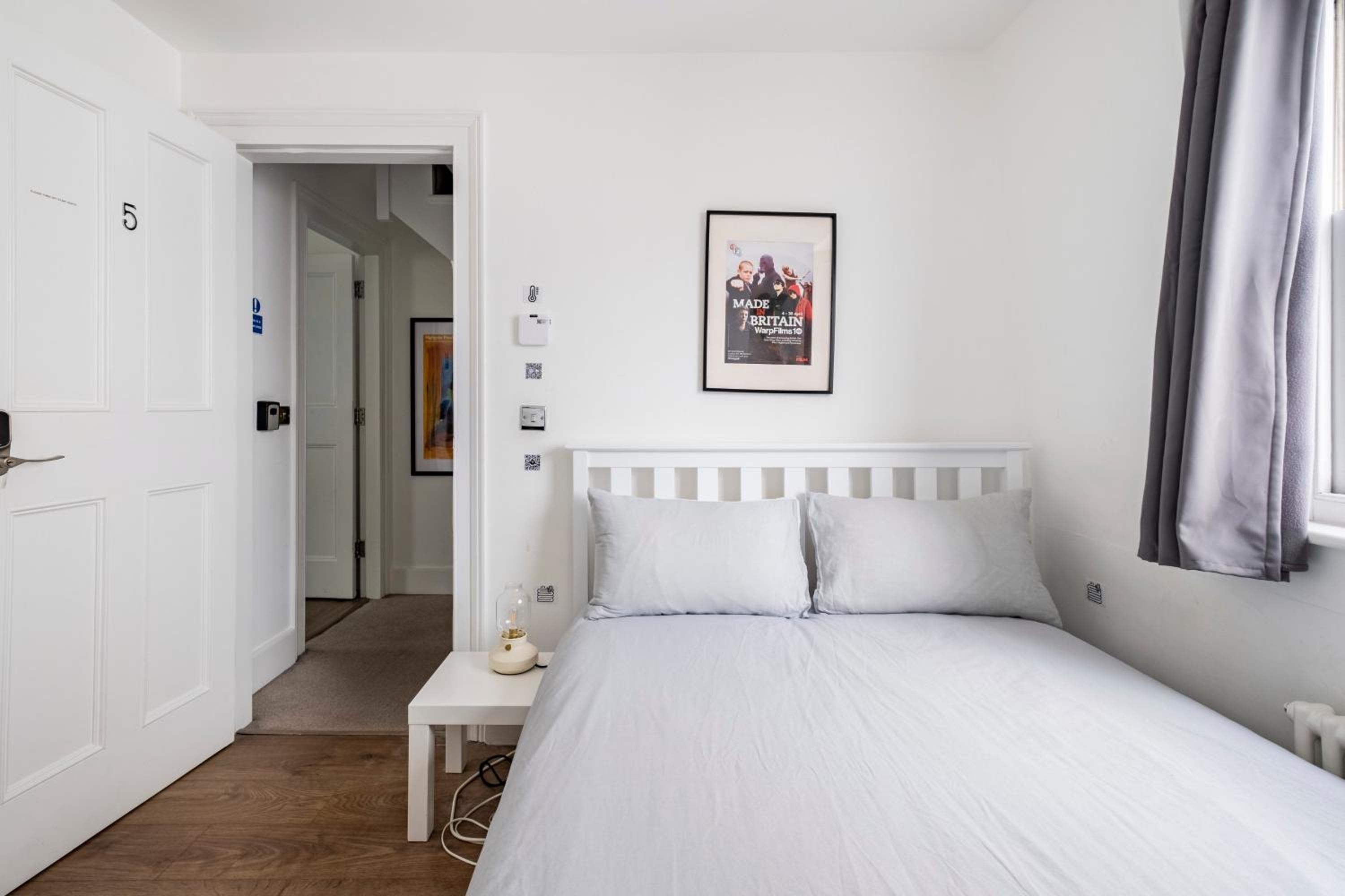 195VBR with private bathrooms, shared kitchen