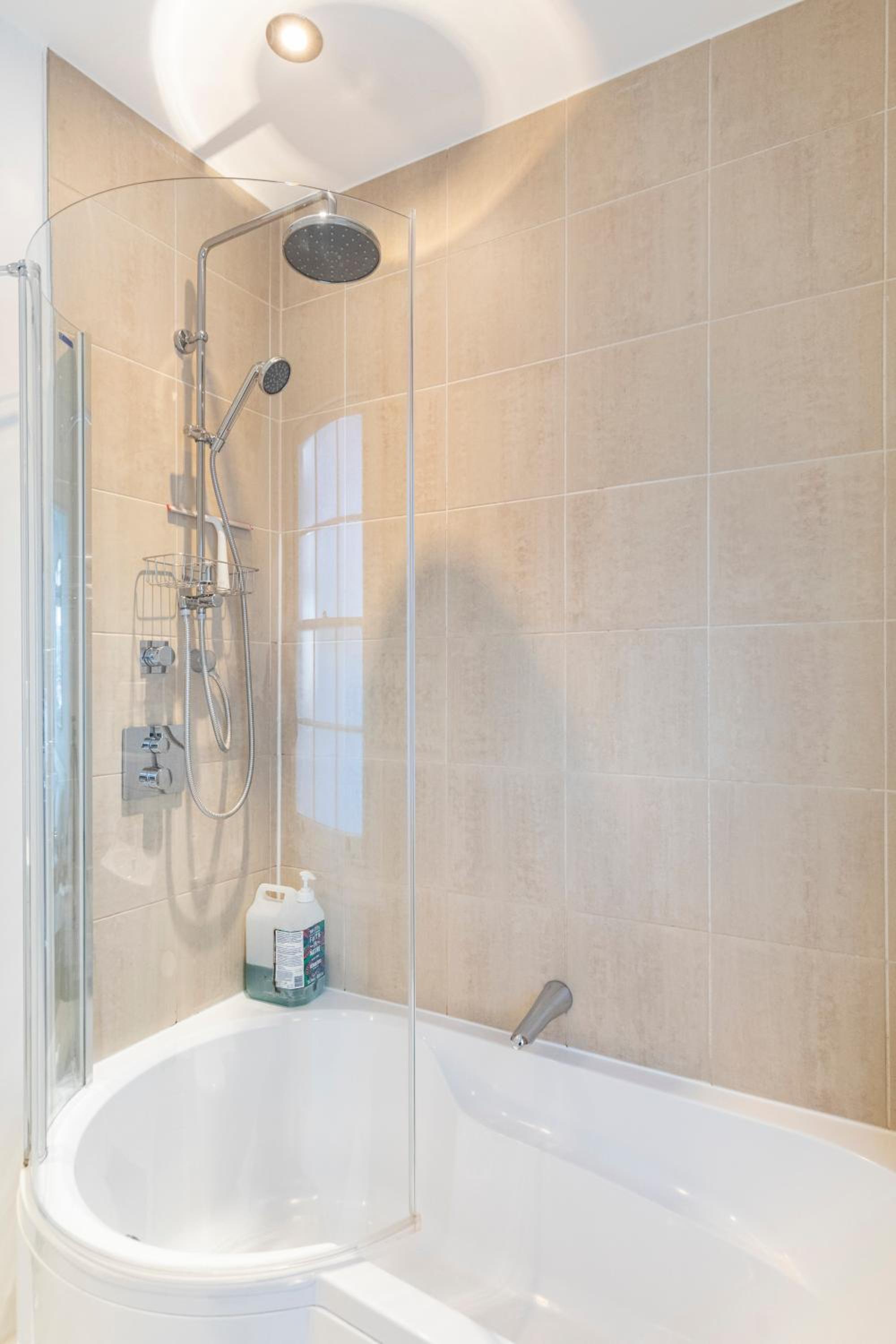 195VBR with private bathrooms, shared kitchen