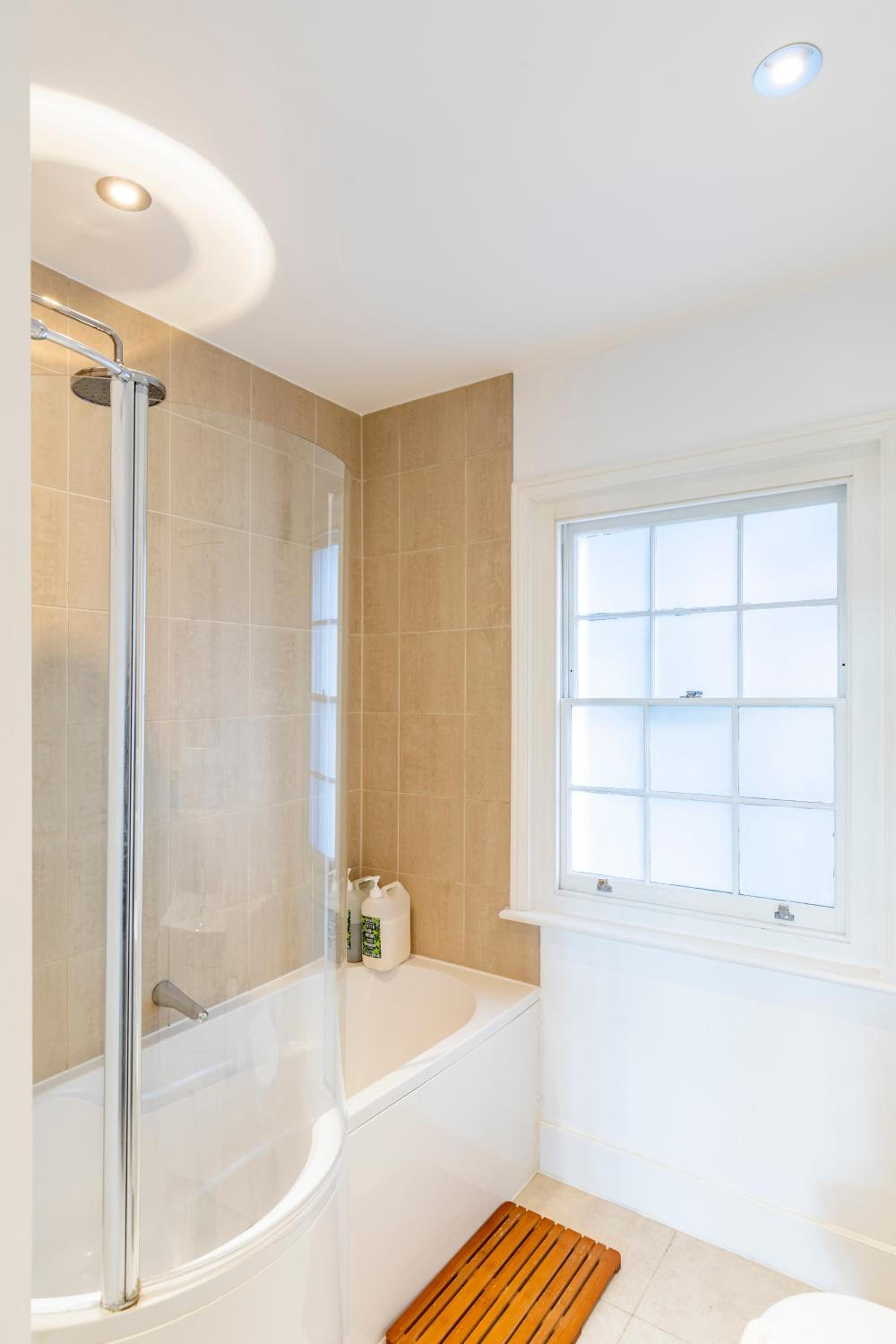 195VBR with private bathrooms, shared kitchen