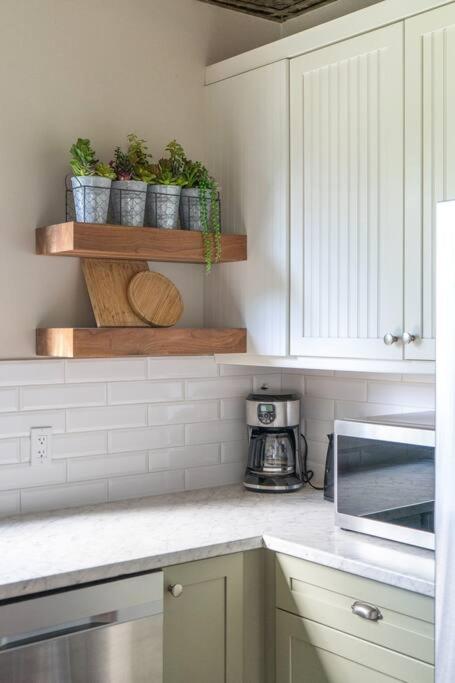 Golden Field Farmhouse - stayinpec on IG
