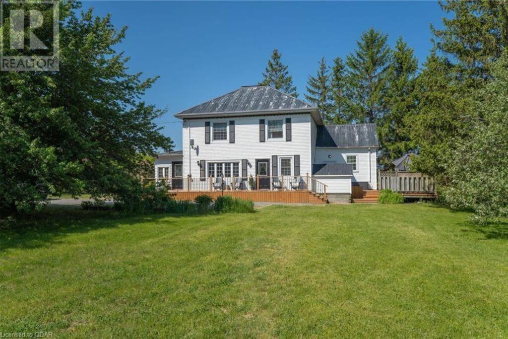 Golden Field Farmhouse - stayinpec on IG