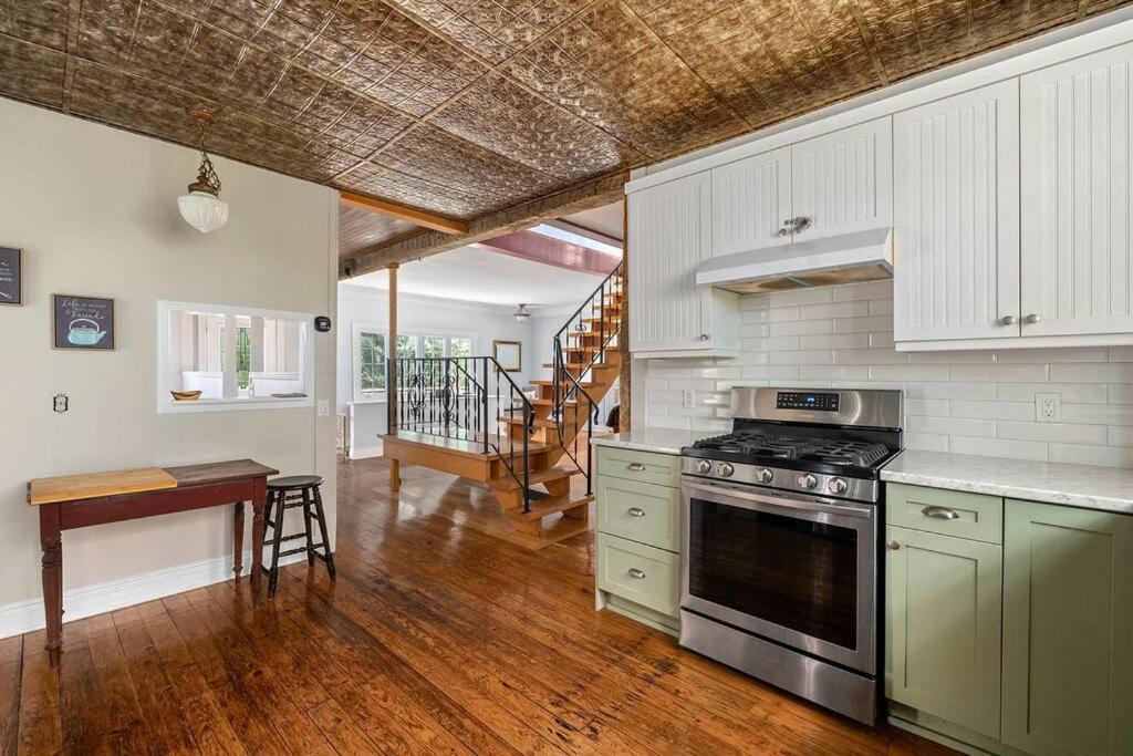 Golden Field Farmhouse - stayinpec on IG