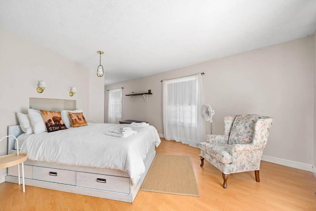 Golden Field Farmhouse - stayinpec on IG