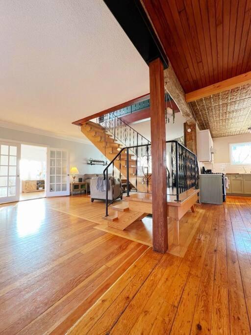 Golden Field Farmhouse - stayinpec on IG