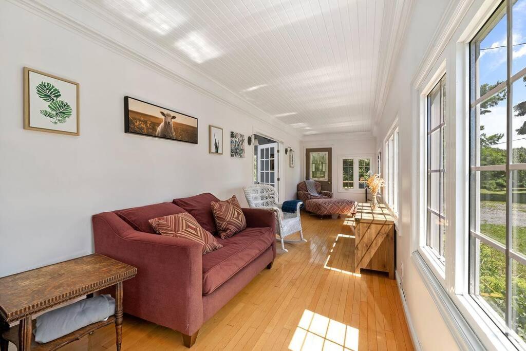 Golden Field Farmhouse - stayinpec on IG