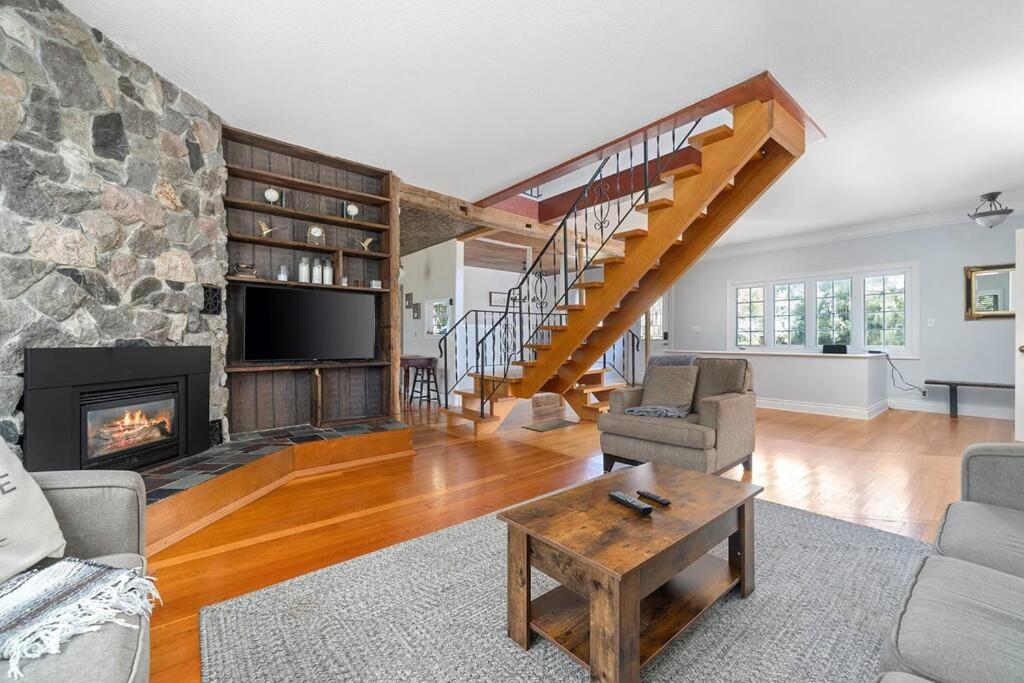 Golden Field Farmhouse - stayinpec on IG