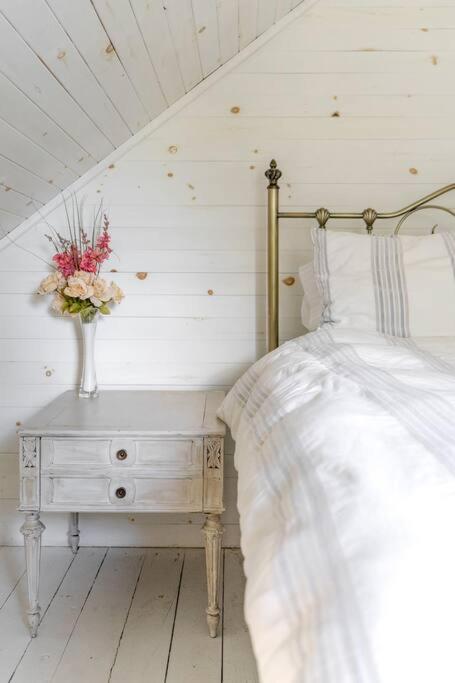 Golden Field Farmhouse - stayinpec on IG