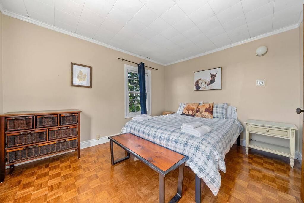 Golden Field Farmhouse - stayinpec on IG