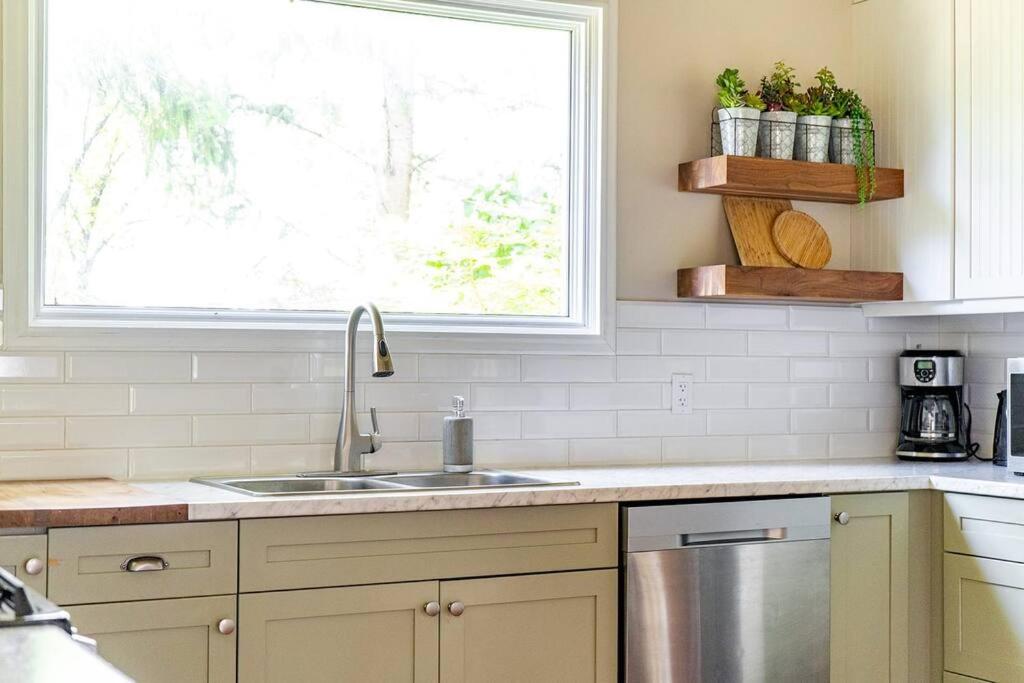 Golden Field Farmhouse - stayinpec on IG