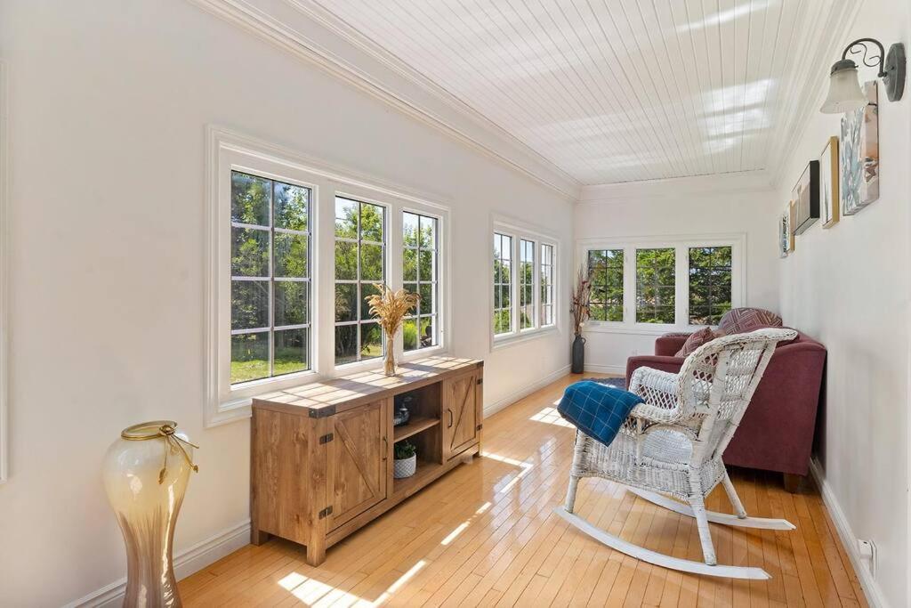 Golden Field Farmhouse - stayinpec on IG