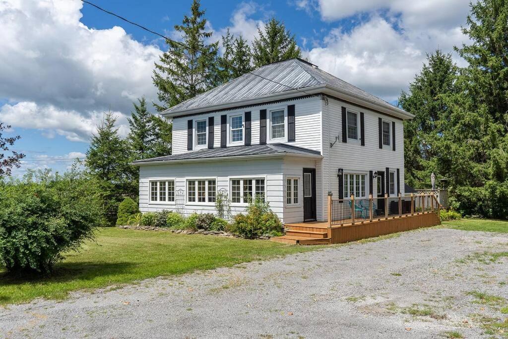 Golden Field Farmhouse - stayinpec on IG