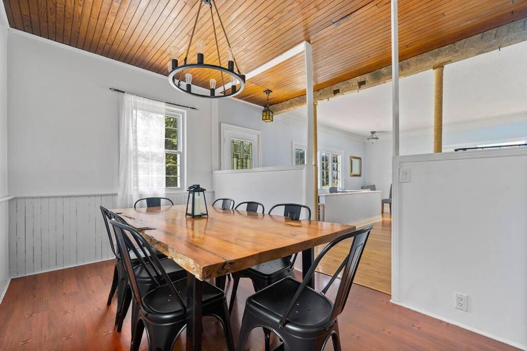 Golden Field Farmhouse - stayinpec on IG