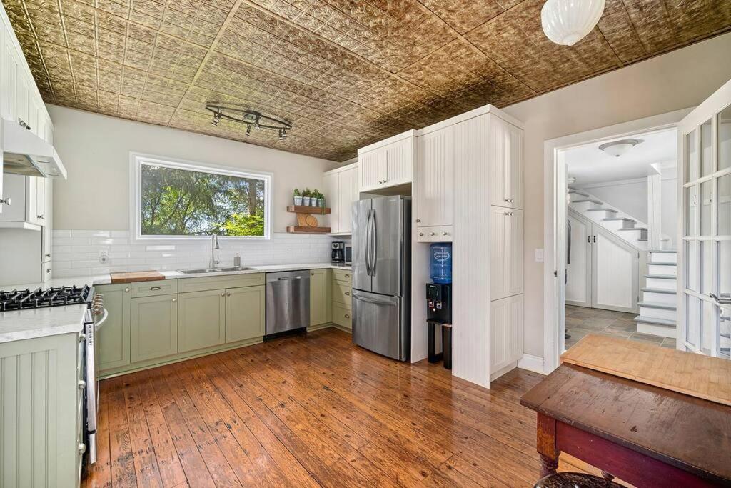 Golden Field Farmhouse - stayinpec on IG