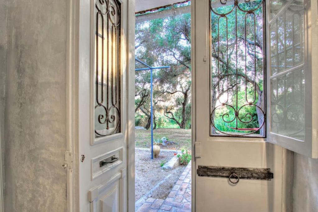 Black Olive Cottage Paramonas