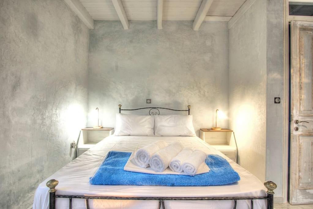 Black Olive Cottage Paramonas