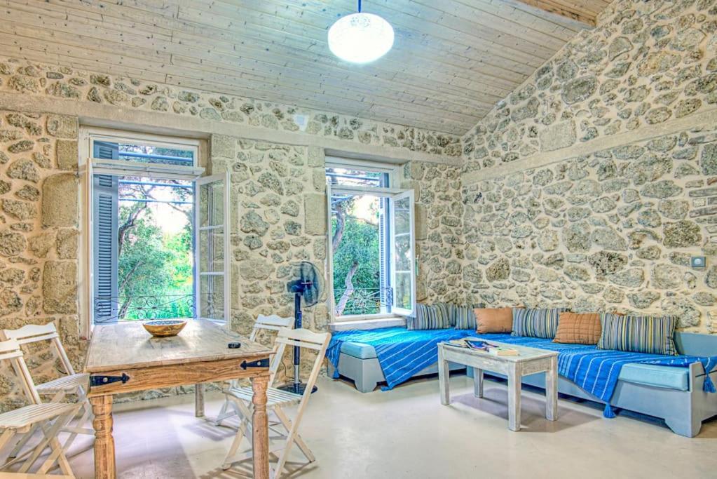 Black Olive Cottage Paramonas