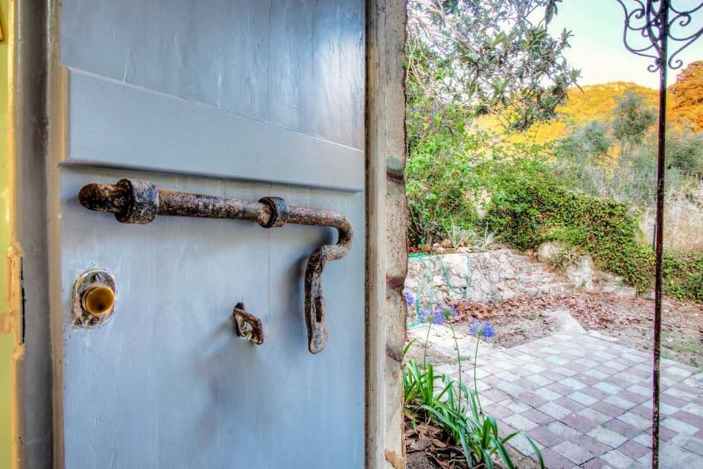 Black Olive Cottage Paramonas