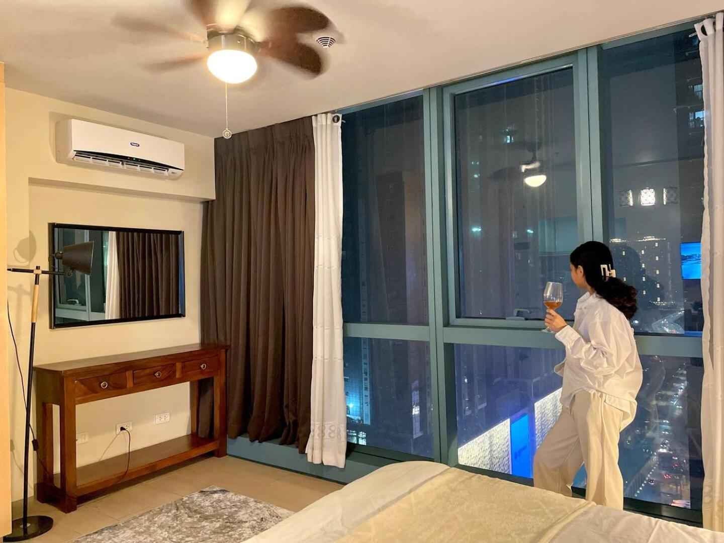 Luxury Bgc Condo At Uptown Area #oursw21e view 2