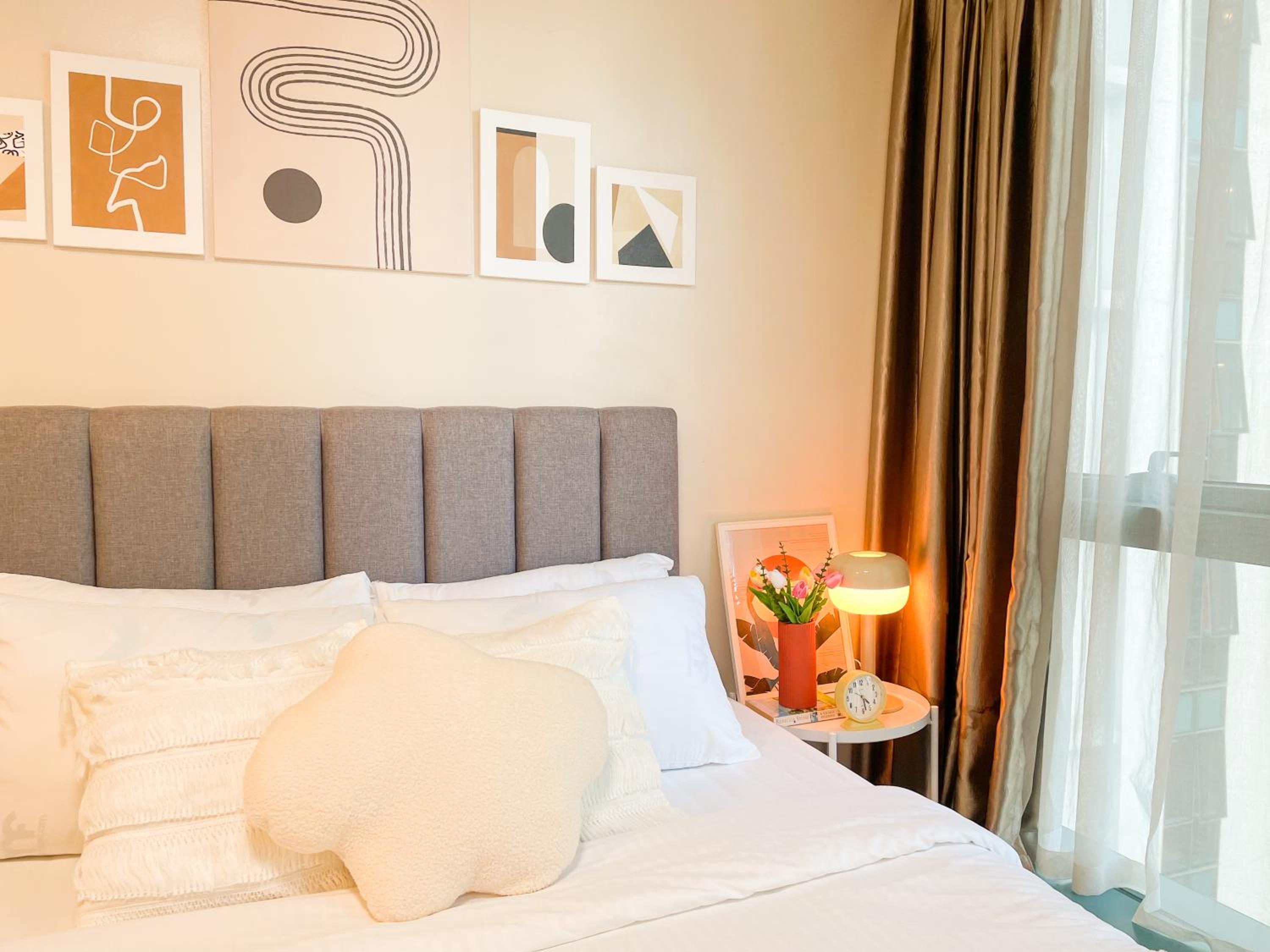 Luxury BGC Condo, Steps to Uptown Mall #oursw31i