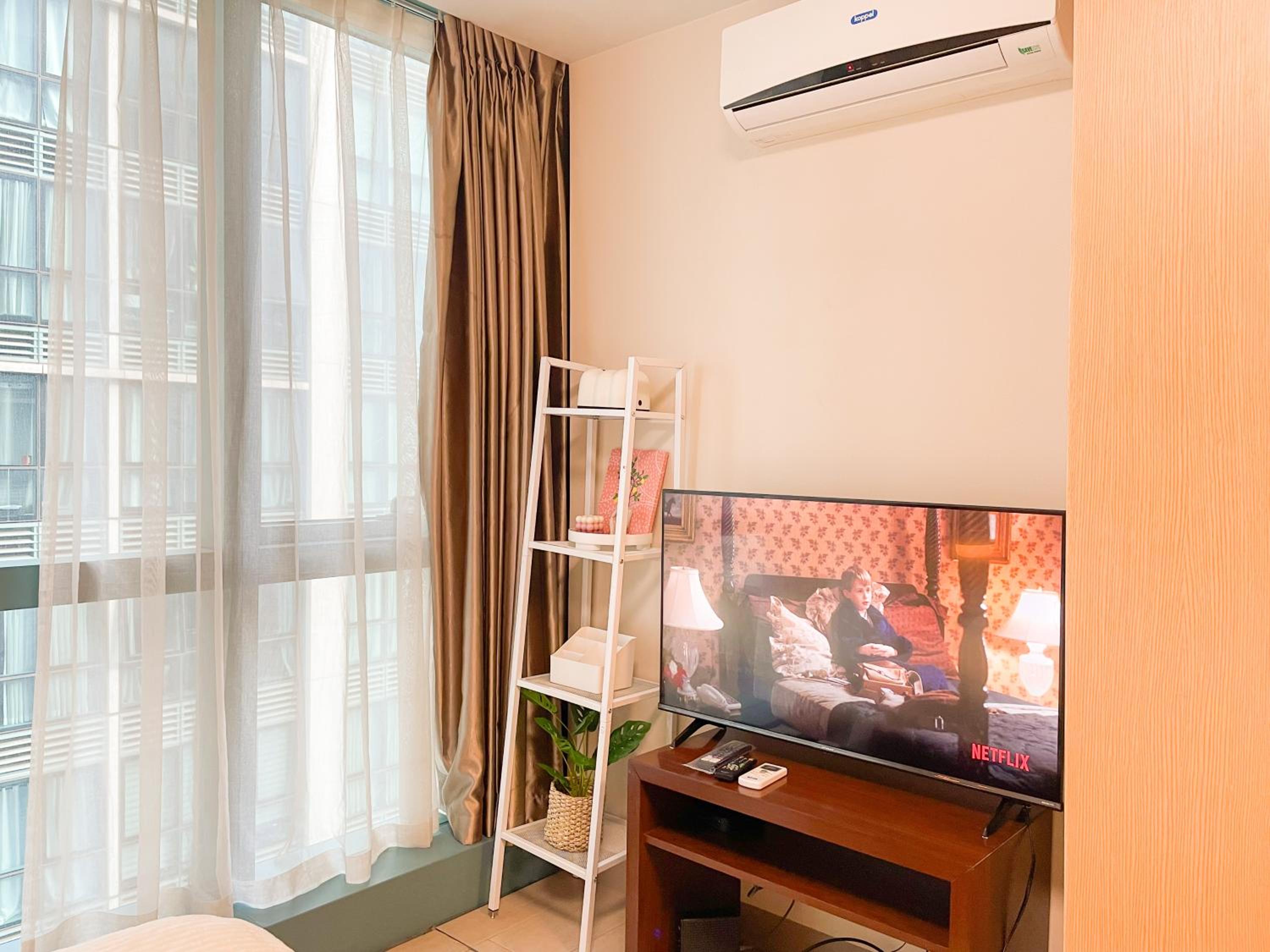 Luxury BGC Condo, Steps to Uptown Mall #oursw31i