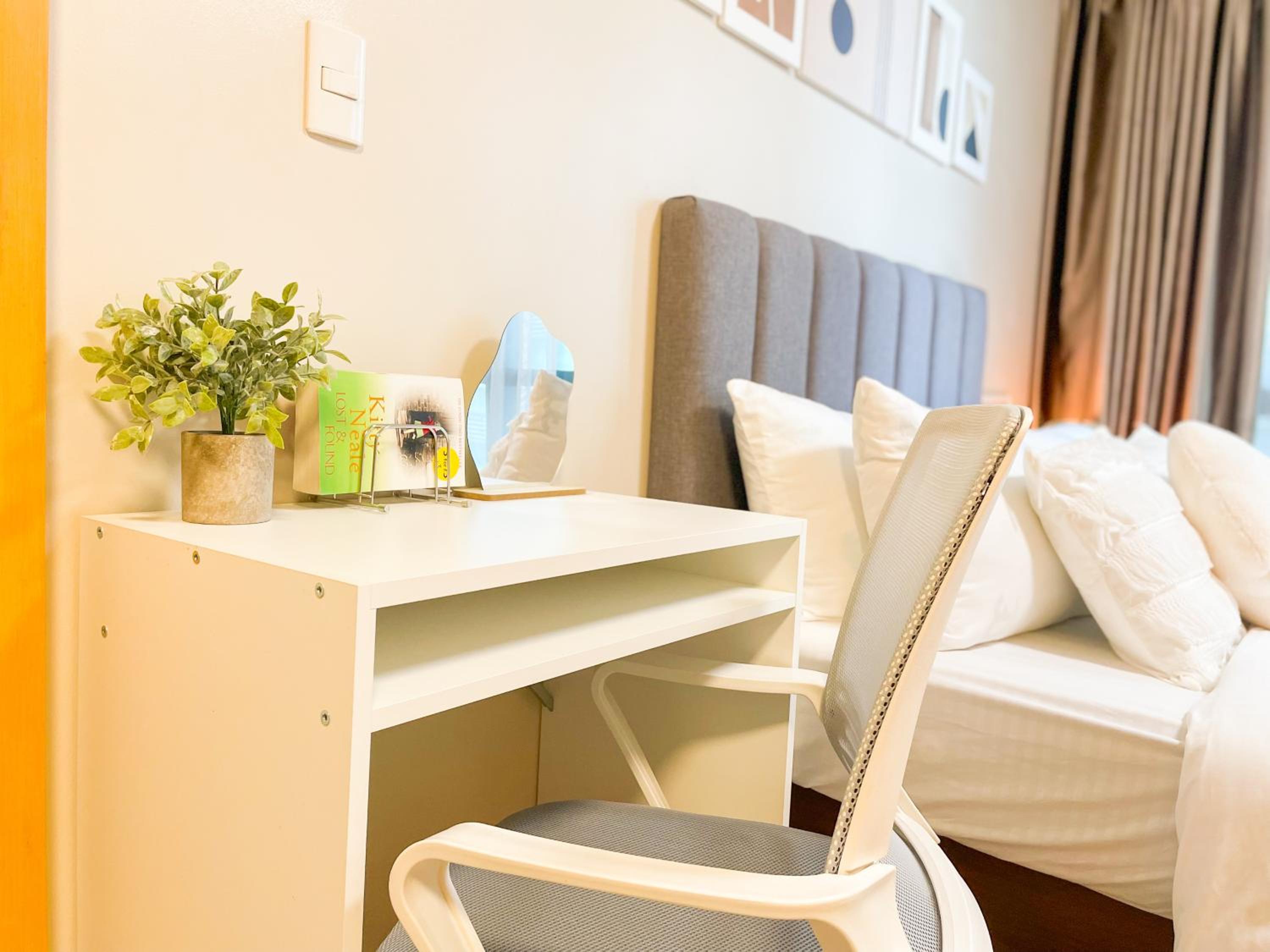 Luxury BGC Condo, Steps to Uptown Mall #oursw31i