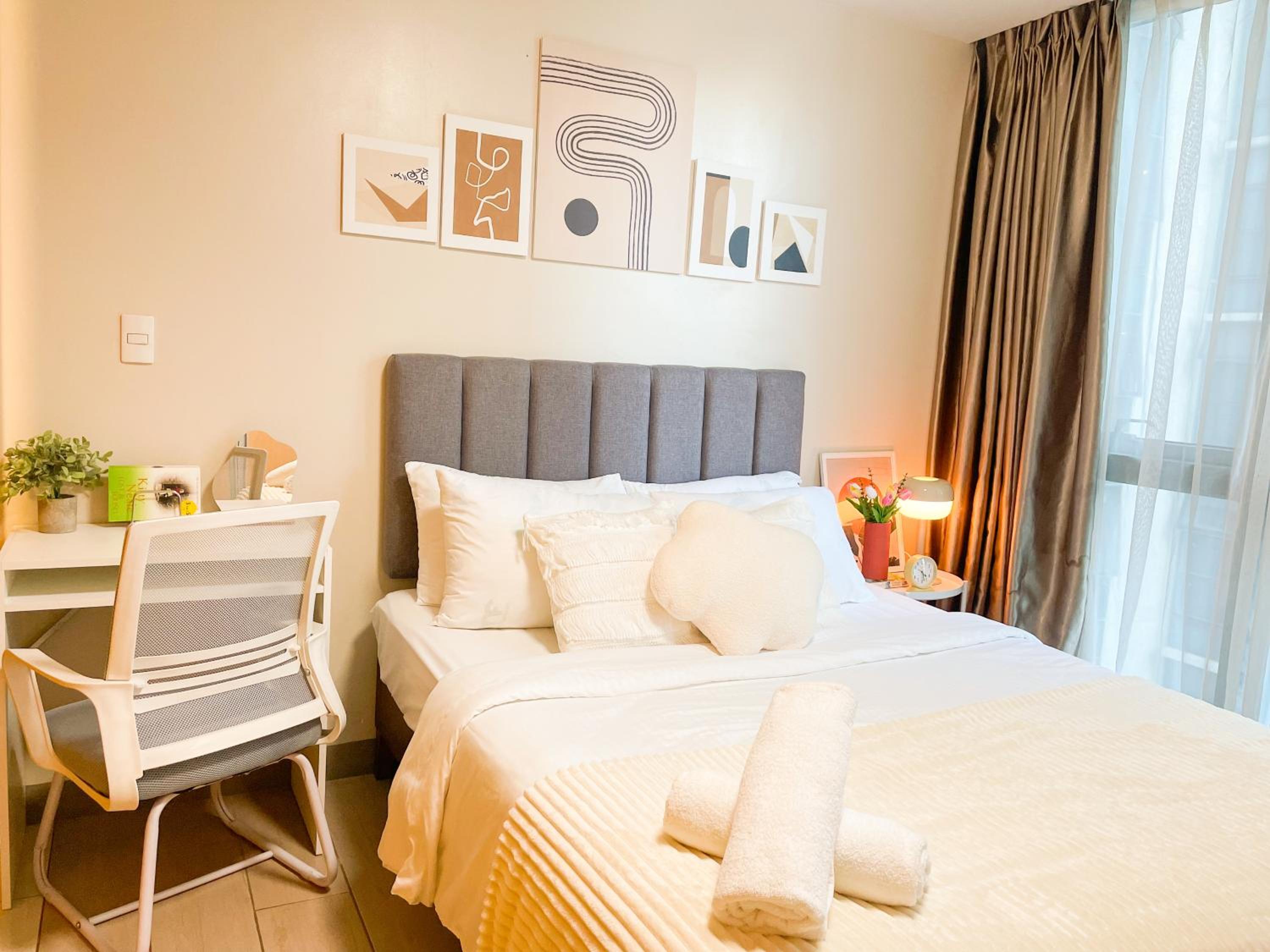 Luxury BGC Condo, Steps to Uptown Mall #oursw31i