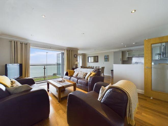 Cosy 3 bedroom apartment in central Portrush with sea views view 2