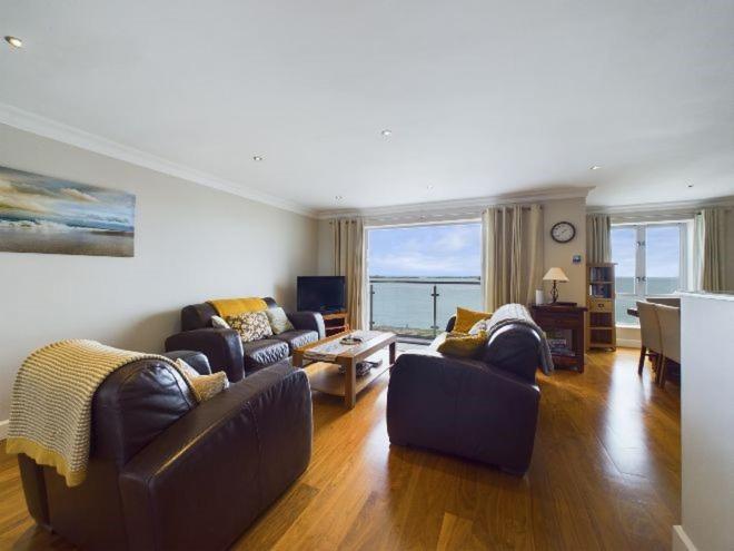 Cosy 3 bedroom apartment in central Portrush with sea views view 4