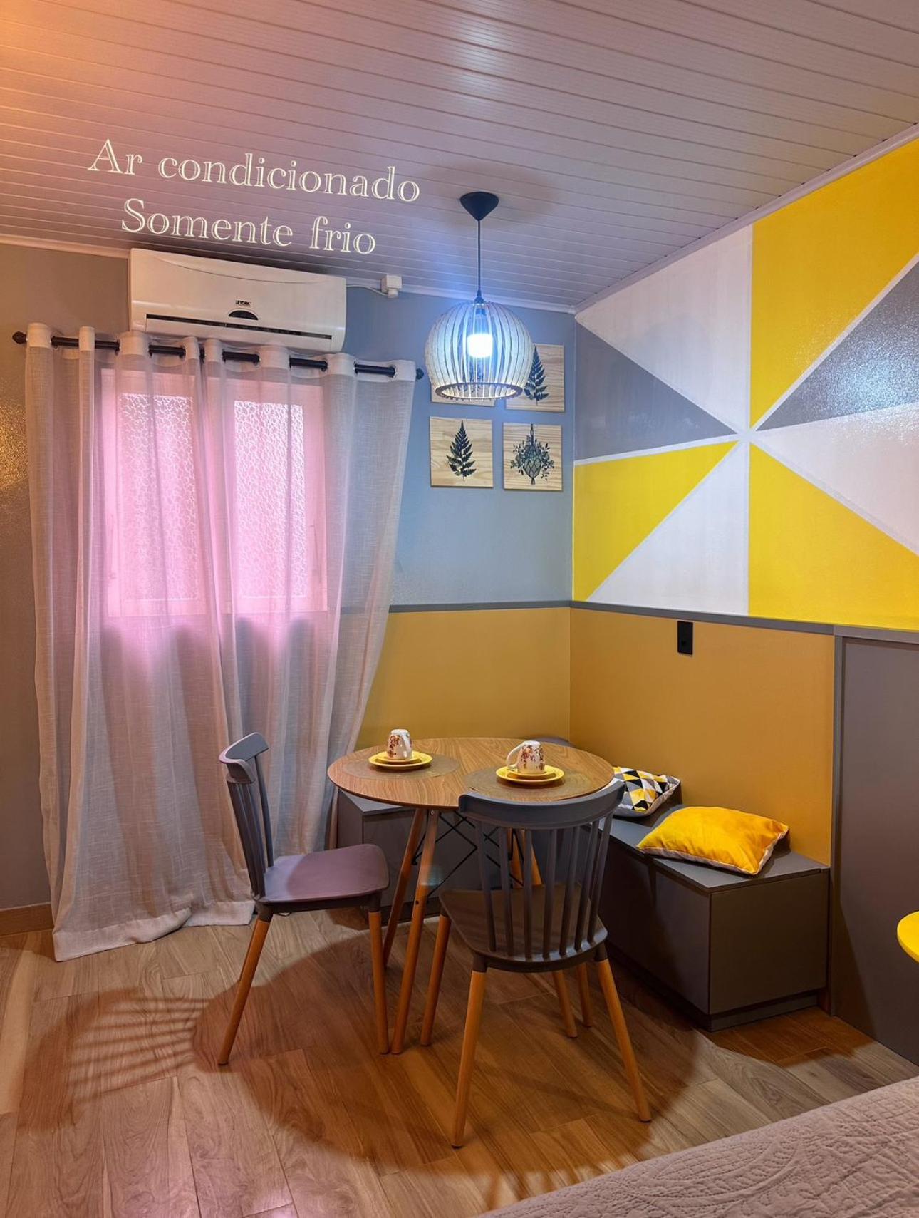 La vita hospedaria studio amarelo