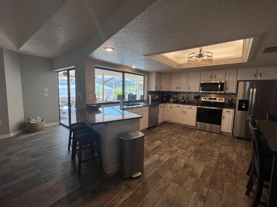 Family & Pet Friendly Bradenton House - Heated Pool -Hot Tub -EV Chrger-Near Beaches
