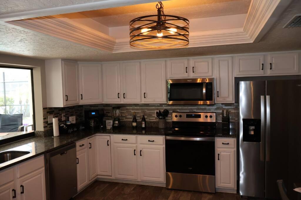 Family & Pet Friendly Bradenton House - Heated Pool -Hot Tub -EV Chrger-Near Beaches