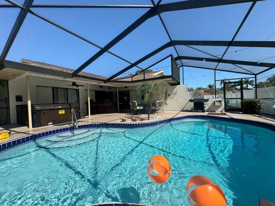 Family & Pet Friendly Bradenton House - Heated Pool -Hot Tub -EV Chrger-Near Beaches
