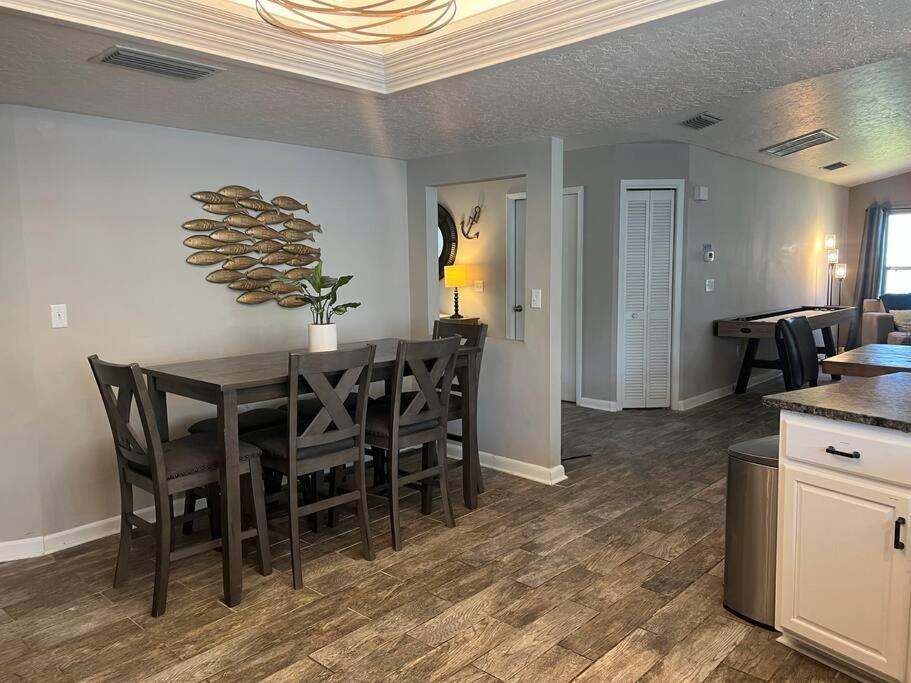 Family & Pet Friendly Bradenton House - Heated Pool -Hot Tub -EV Chrger-Near Beaches