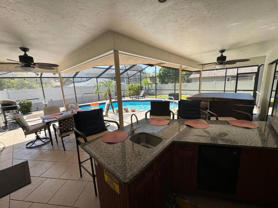 Family & Pet Friendly Bradenton House - Heated Pool -Hot Tub -EV Chrger-Near Beaches