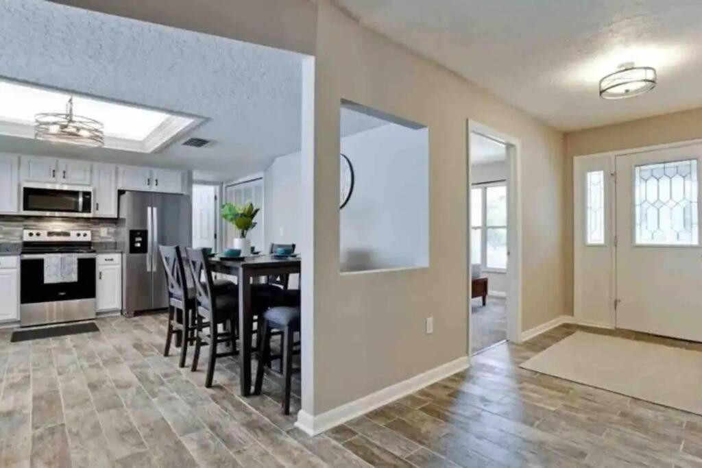 Family & Pet Friendly Bradenton House - Heated Pool -Hot Tub -EV Chrger-Near Beaches