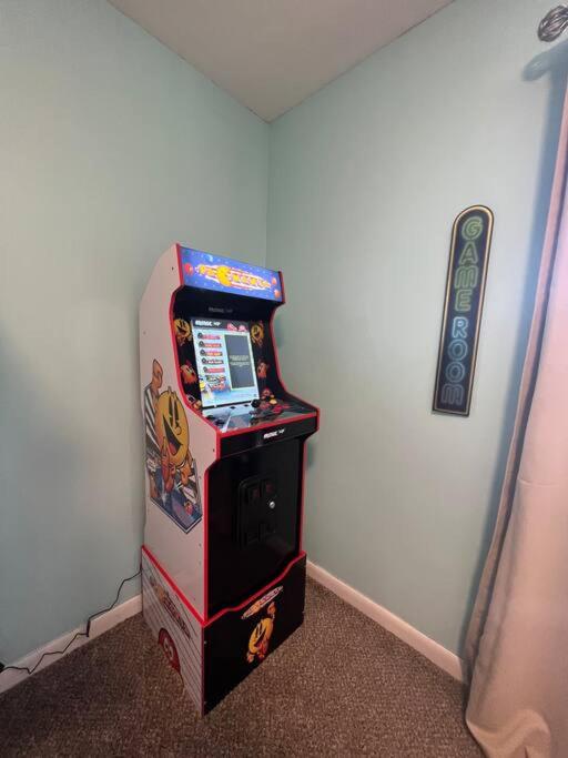 Family & Pet Friendly Bradenton House - Heated Pool -Hot Tub -EV Chrger-Near Beaches