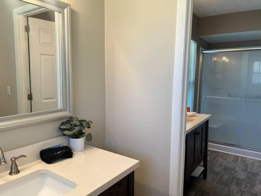 Family & Pet Friendly Bradenton House - Heated Pool -Hot Tub -EV Chrger-Near Beaches