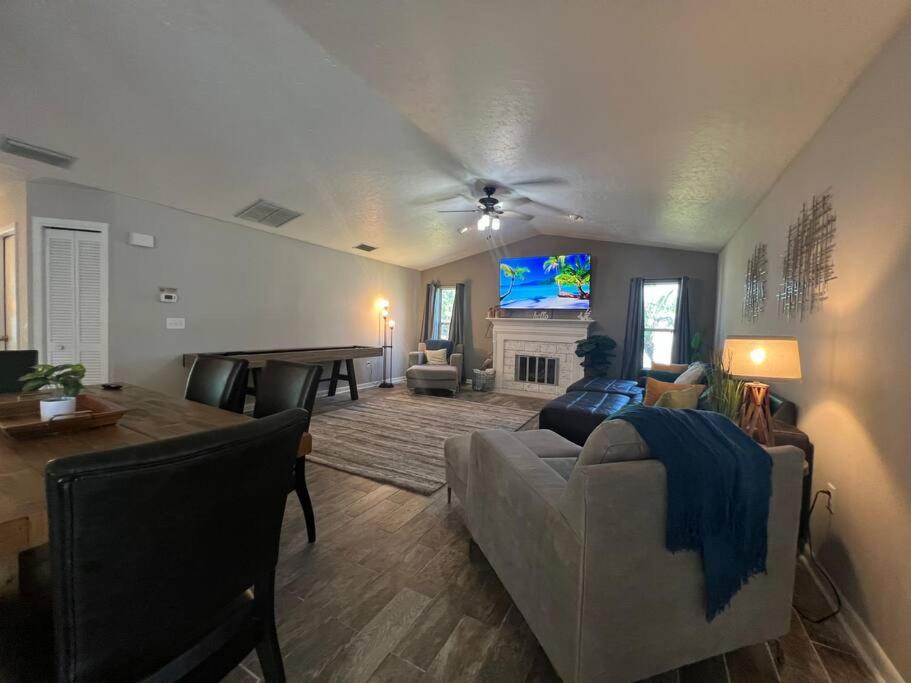 Family & Pet Friendly Bradenton House - Heated Pool -Hot Tub -EV Chrger-Near Beaches