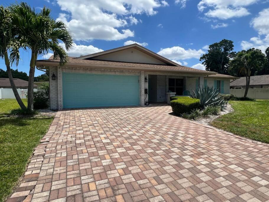 Family & Pet Friendly Bradenton House - Heated Pool -Hot Tub -EV Chrger-Near Beaches