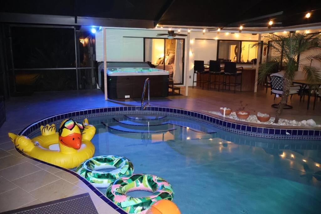 Family & Pet Friendly Bradenton House - Heated Pool -Hot Tub -EV Chrger-Near Beaches