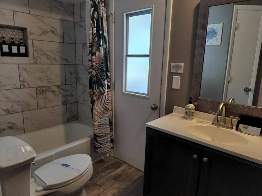 Family & Pet Friendly Bradenton House - Heated Pool -Hot Tub -EV Chrger-Near Beaches