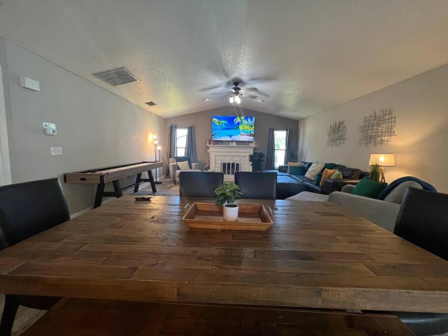 Family & Pet Friendly Bradenton House - Heated Pool -Hot Tub -EV Chrger-Near Beaches