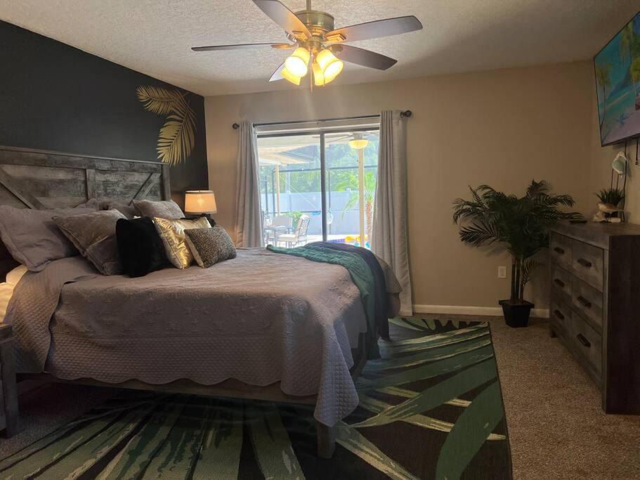 Family & Pet Friendly Bradenton House - Heated Pool -Hot Tub -EV Chrger-Near Beaches