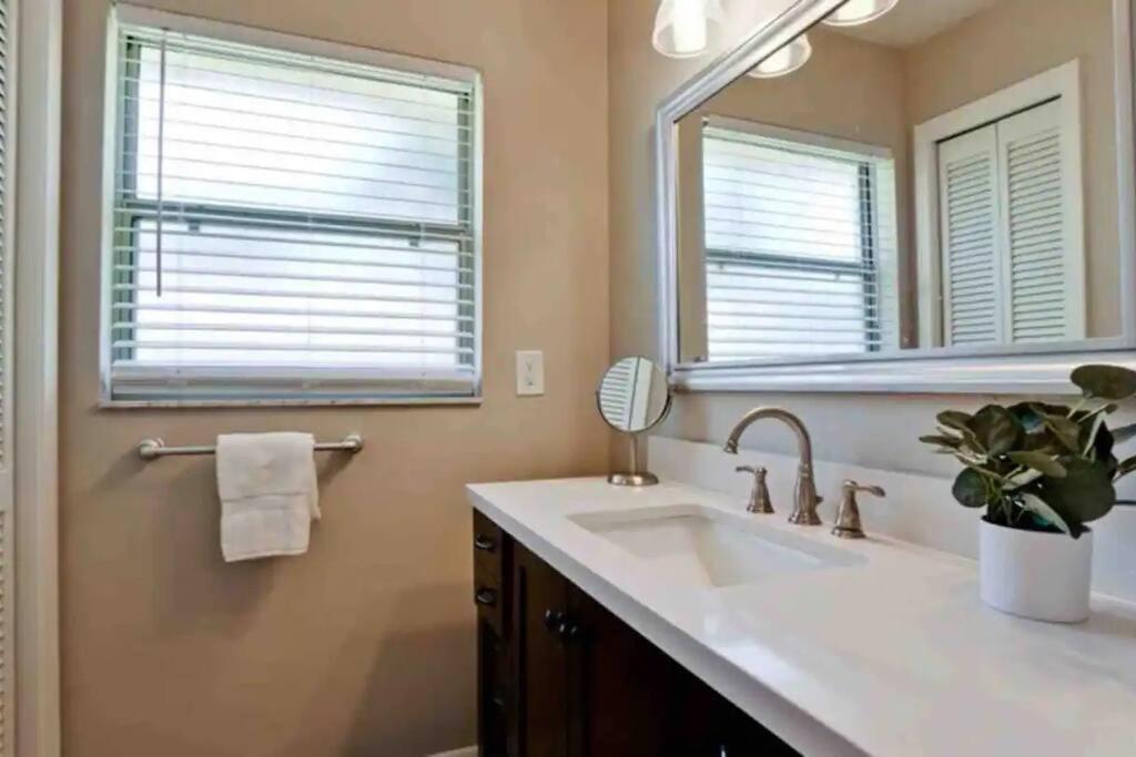 Family & Pet Friendly Bradenton House - Heated Pool -Hot Tub -EV Chrger-Near Beaches