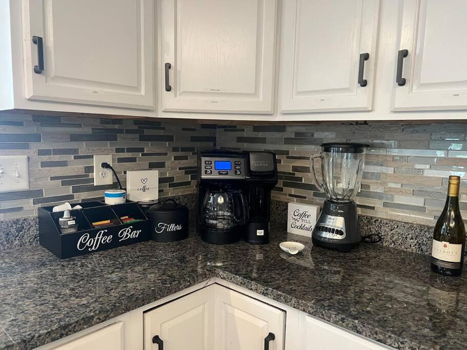 Family & Pet Friendly Bradenton House - Heated Pool -Hot Tub -EV Chrger-Near Beaches