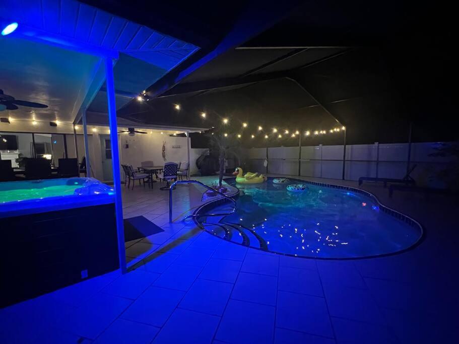 Family & Pet Friendly Bradenton House - Heated Pool -Hot Tub -EV Chrger-Near Beaches